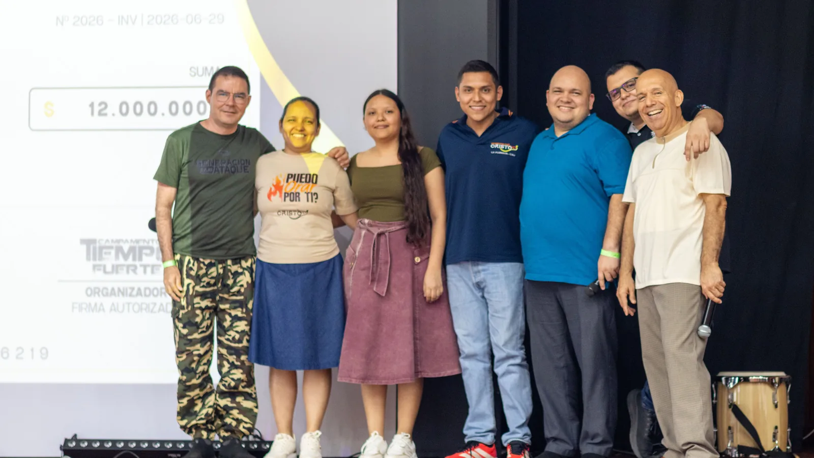 Entrega del capital semilla del concurso de proyectos: el equipo en el escenario junto al cheque por $12.000.000